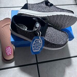 Hey dude Wendy sparkle animal Leopard Print Casual slip on size 8 women’s Shoes